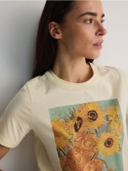 T-shirt z nadrukiem - jasnożółty. Żółte t-shirty damskie Reserved, l, bez wzorów, z bawełny, bez kołnierzyka. W wyprzedaży za 39.99 zł.