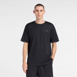 Koszulka męska New Balance MT6100FRBK – czarna. Czarne koszulki sportowe męskie New Balance, l, bez wzorów, z materiału, bez kołnierzyka, bez ramiączek. Za 149.99 zł.