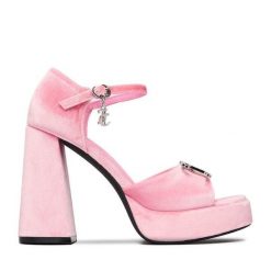 Sandały Juicy Couture. Czerwone sandały damskie Juicy Couture, bez wzorów, bez obcasa, na słupku, bez zapięcia. Za 299.99 zł.