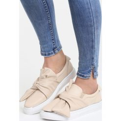 Beżowe Slip On Kerny. Brązowe trampki i tenisówki damskie Born2be, z materiału. Za 69.99 zł.