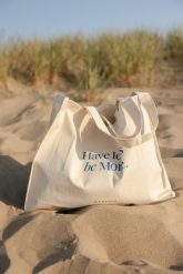 Torba typu shopper bag beżowa HAVE LESS BE MORE-UNI. Brązowe torebki shopper damskie Marsala, bez wzorów, z bawełny, eleganckie, z nadrukiem, bez dodatków. Za 149.90 zł.