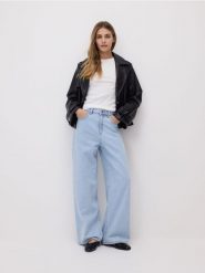 Bawełniany t-shirt - biały. Białe t-shirty damskie Reserved, l, bez wzorów, z bawełny, klasyczne, bez kołnierzyka. Za 79.99 zł.