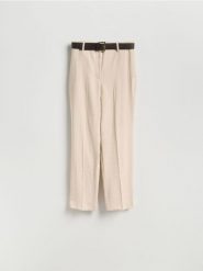 Spodnie z paskiem - złamana biel. Spodnie materiałowe damskie Reserved, l, bez wzorów, z tkaniny. Za 129.99 zł.