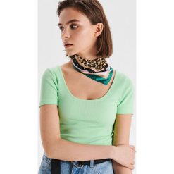 Bluzka w drobne prążki z dekoltem - Zielony. Bluzki damskie Cropp. Za 19.99 zł.