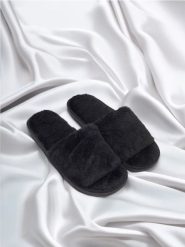 Kapcie - czarny. Czarne kapcie damskie Sinsay, bez wzorów, z otwartym noskiem. Za 19.99 zł.
