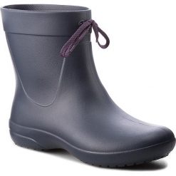 Kalosze CROCS - Freesail Shorty Rainboot 203851 Navy. Kozaki damskie marki Crocs. W wyprzedaży za 159.00 zł.