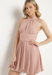 Różowa Sukienka o Bufiastym Kroju z Wiązaniem i Dekoltem Halter Alandoria. Czerwone sukienki damskie Born2be, na imprezę, na lato, m, bez wzorów, eleganckie, bez kołnierzyka, bez ramiączek, mini, sportowe. Za 109.99 zł.
