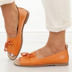 Pomarańczowe skórzane płaskie sandały damskie Dia 9019. Brązowe sandały damskie DiA, bez wzorów, z jeansu, bez obcasa, na płaskiej podeszwie, bez zapięcia. Za 329.00 zł.