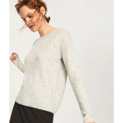 Sweter z perełkami - Jasny szar. Swetry damskie marki Reserved. W wyprzedaży za 49.99 zł.
