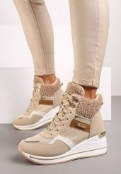 Ciemnobeżowe Botki na Koturnie w Streetwearowym Stylu Ozdobione Futerkiem Arabelline. Brązowe botki damskie Renee, z futra, eleganckie, bez obcasa, na koturnie, bez zapięcia. Za 109.99 zł.