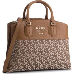 Torebka DKNY - Noho Lg Trpl Compt R91DFA74 Chino Logo/Vic CVU. Torebki do ręki damskie marki DKNY. Za 1,199.00 zł.