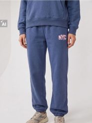Dresowe spodnie jogger z haftowanym napisem NYC - granatowy. Niebieskie spodnie dresowe damskie Sinsay, l, bez wzorów, z dresówki. Za 39.99 zł.
