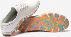 Adidas TBS Buty Jazaru Extra Blanc + Blush J7L17-37. Różowe obuwie sportowe damskie Adidas, bez wzorów. Za 379.10 zł.