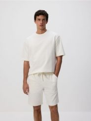 Dresowe szorty regular fit - złamana biel. Szorty męskie Reserved, l, bez wzorów, z bawełny. Za 79.99 zł.