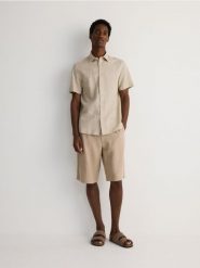 Koszula regular fit z lnem - beżowy. Brązowe koszule męskie Reserved, l, bez wzorów, z bawełny, bez kołnierzyka, bez ramiączek. Za 139.99 zł.