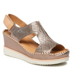 Sandały Pikolinos. Szare klapki damskie Pikolinos, bez wzorów, bez obcasa, na koturnie, bez zapięcia. Za 349.99 zł.