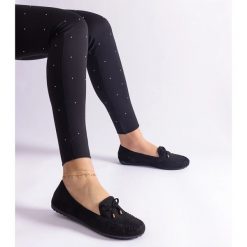 Czarne mokasyny damskie z kokardką. Czarne mokasyny damskie ze skóry, eleganckie. Za 81.83 zł.