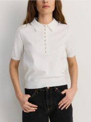 Sweter z krótkim rękawem - kremowy. Białe swetry damskie Reserved, l, bez wzorów, z dzianiny, bez kołnierzyka, bez ramiączek, krótkie, bez kaptura. W wyprzedaży za 69.99 zł.