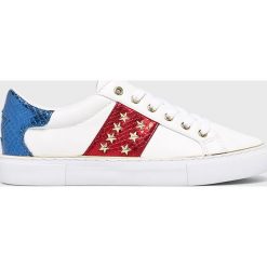 Guess Jeans - Buty. Białe obuwie sportowe damskie Guess Jeans, z aplikacjami, z gumy, Adidas Advantage. W wyprzedaży za 349.90 zł.