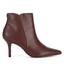 Botki Nine West. Brązowe botki damskie Nine West, bez obcasa, na szpilce, bez zapięcia. Za 259.99 zł.
