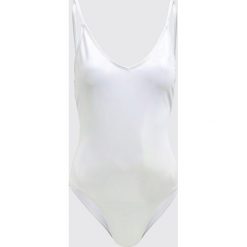 Jednoczęściowy strój kąpielowy - Biały. Kostiumy jednoczęściowe damskie marki Cropp. Za 79.99 zł.