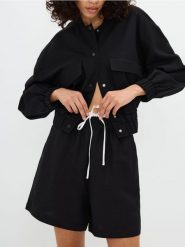 Szorty z kontrastową lamówką - czarny. Czarne szorty damskie Reserved, l, bez wzorów, z tkaniny. W wyprzedaży za 59.99 zł.