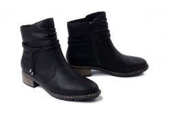 RIEKER 77263-00 black, botki damskie. Czarne botki damskie Rieker, bez obcasa, na obcasie, bez zapięcia. Za 339.90 zł.
