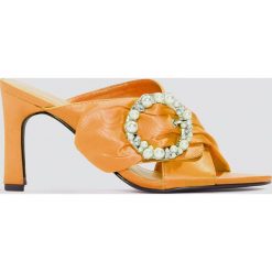 NA-KD Shoes Zdobione klapki mule na obcasie - Orange. Pomarańczowe klapki damskie NA-KD Shoes, w paski, z satyny. W wyprzedaży za 60.89 zł.
