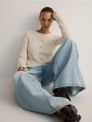 Kardigan z ozdobnymi guzikami - kremowy. Białe kardigany damskie Reserved, l, bez wzorów, z dzianiny. W wyprzedaży za 79.99 zł.