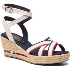 Espadryle TOMMY HILFIGER - Iconic Elba Corporate Ribbon FW0FW04056 Rwb 020. Białe klapki damskie Tommy Hilfiger, bez wzorów, z materiału, bez obcasa, na obcasie, bez zapięcia. W wyprzedaży za 349.00 zł.