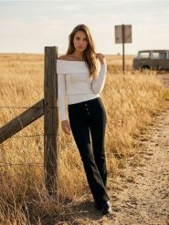 Spodnie jeansowe flare - czarny. Czarne spodnie sportowe damskie Sinsay, l, bez wzorów, z jeansu. W wyprzedaży za 27.99 zł.
