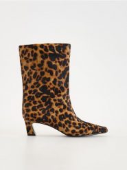 Skórzane botki ze zwierzęcym wzorem - wielobarwny. Botki damskie Reserved, bez obcasa, bez zapięcia. W wyprzedaży za 259.99 zł.