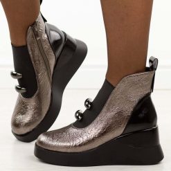 Botki damskie na koturnie pewter DiA 52-106. Szare botki damskie DiA, na jesień, z gumy, eleganckie, z okrągłym noskiem, bez obcasa, na koturnie, bez zapięcia. Za 369.00 zł.