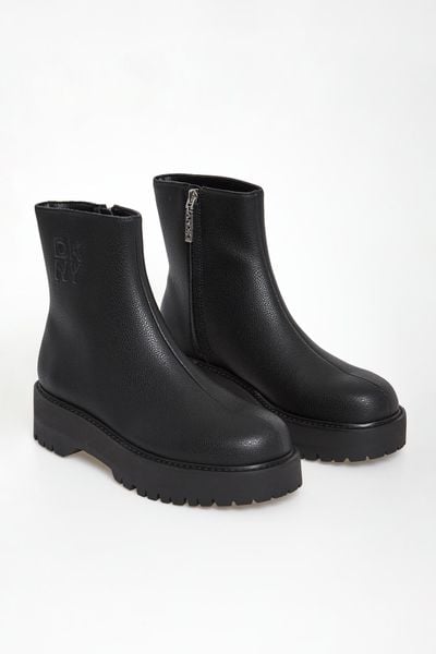 Botki damskie skórzane DKNY. Botki damskie DKNY, bez obcasa, bez zapięcia. Za 899.00 zł.