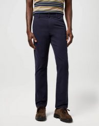 MESKIE SPODNIE WRANGLER REGULAR CHINO DARK NAVY 112371030. Niebieskie spodnie materiałowe męskie Wrangler, l, bez wzorów, z materiału. Za 219.99 zł.