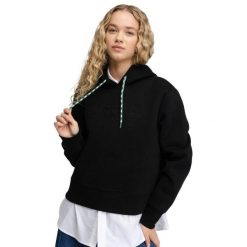 Damska bluza crop top z kapturem Siroko Jolla-W Black. Czarne bluzy damskie SIROKO, bez wzorów, z materiału, z kapturem. Za 253.00 zł.