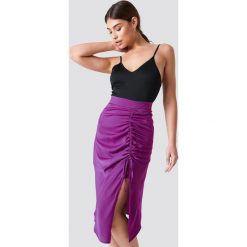 NA-KD Party Satynowa spódnica midi - Purple. Spódnice damskie marki NA-KD Party. W wyprzedaży za 30.47 zł.