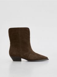 Zamszowe botki - ciemnobrązowy. Brązowe botki damskie Reserved, z zamszu, bez obcasa, bez zapięcia. Za 259.99 zł.