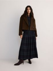 Krótka kurtka z wełną - brązowy. Brązowe kurtki damskie Reserved, l, bez wzorów, z tkaniny, bez kaptura. W wyprzedaży za 179.99 zł.