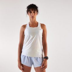 Koszulka do biegania bez rękawów damska Kiprun Run 900 Light. Białe koszulki sportowe damskie KIPRUN, m, bez wzorów, z elastanu, bez kołnierzyka, bez ramiączek, do biegania. Za 129.99 zł.