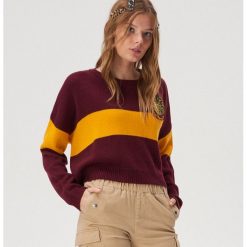 Sweter z herbem Harry Potter - Bordowy. Czerwone swetry damskie Sinsay, l, bez wzorów, bez kołnierzyka, bez ramiączek, bez kaptura. Za 59.99 zł.