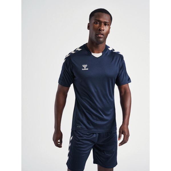 Koszulka piłkarska z krótkim rękawem męska Hummel Core XK Poly Jersey S/S. Niebieskie koszulki sportowe męskie Hummel, l, bez wzorów, z jersey, bez kołnierzyka, bez ramiączek, do piłki nożnej. Za 84.00 zł.