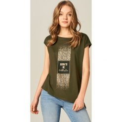 Koszulka z nadrukiem - Khaki. Bluzki damskie Mohito. W wyprzedaży za 29.99 zł.