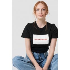 Calvin Klein T-shirt Institutional Box Slim Fit - Black. Czarne t-shirty damskie Calvin Klein, z nadrukiem, z klasycznym kołnierzykiem. Za 161.95 zł.
