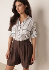 Jasnoniebieska Letnia Koszula Oversize z Bawełny w Paski z Nietoperzowymi Rękawami Sheilla. Niebieskie bluzki damskie Born2be, bez wzorów, z bawełny, eleganckie, bez kołnierzyka, bez ramiączek. Za 99.99 zł.