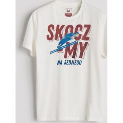 Bawełniany T-shirt z nadrukiem - Kremowy. Białe t-shirty męskie Reserved, z nadrukiem, z bawełny. Za 29.99 zł.