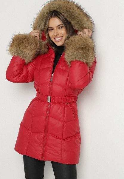 Czerwona Pikowana Kurtka z Paskiem i Kapturem Zdobiona Futerkiem Olunelia. Czerwone kurtki damskie Born2be, l, z aplikacjami, z futra. Za 199.99 zł.