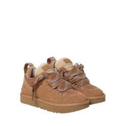 Kapcie UGG Lowmel w kolorze chestnut. Brązowe kapcie damskie UGG, bez wzorów, z zamszu. Za 691.95 zł.