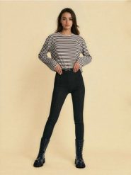 Legginsy soft touch z dekoracyjną klamrą w pasie oraz przeszyciami - czarny. Czarne legginsy damskie Sinsay, l, bez wzorów. Za 39.99 zł.