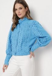 Niebieska Koszula Ażurowa ze Stójką Arnot. Niebieskie bluzki damskie Born2be, l, w ażurowe wzory, z koronki, vintage, bez kołnierzyka, bez ramiączek. Za 69.99 zł.